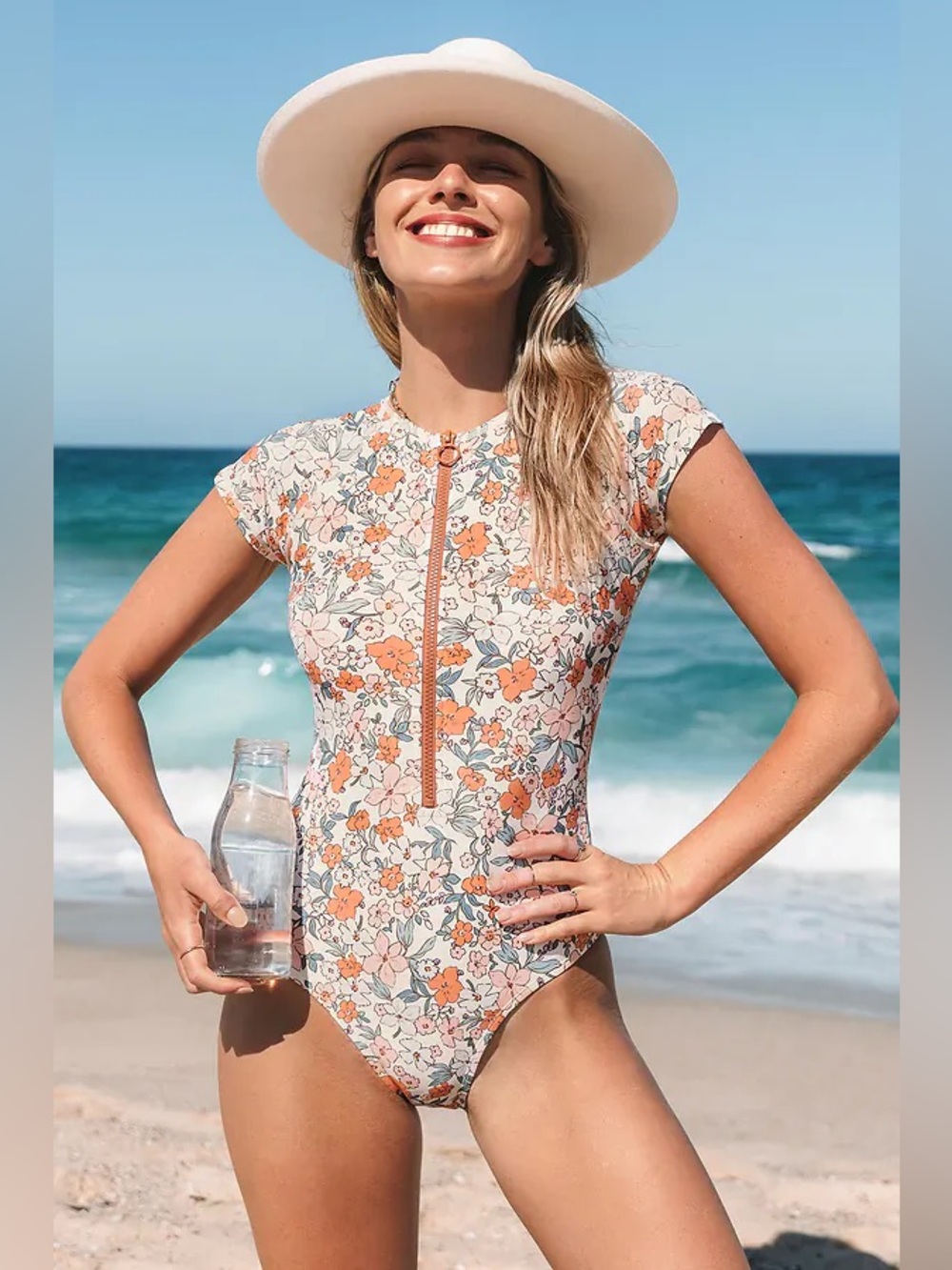 Cupshe Elodie Ditsy Zipper Short Sleeve One Piece Swimsuit.
Size M